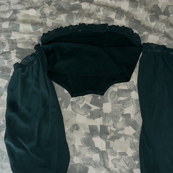 Super cute green off the shoulder crop top - Picture 2 of 2